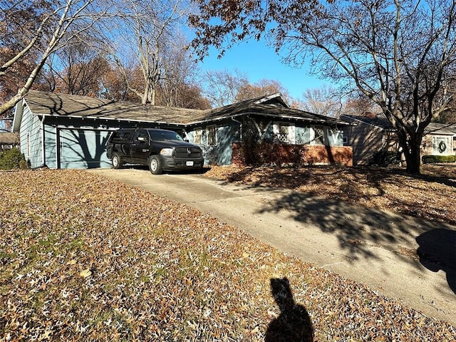 view of front of house featuring a garage