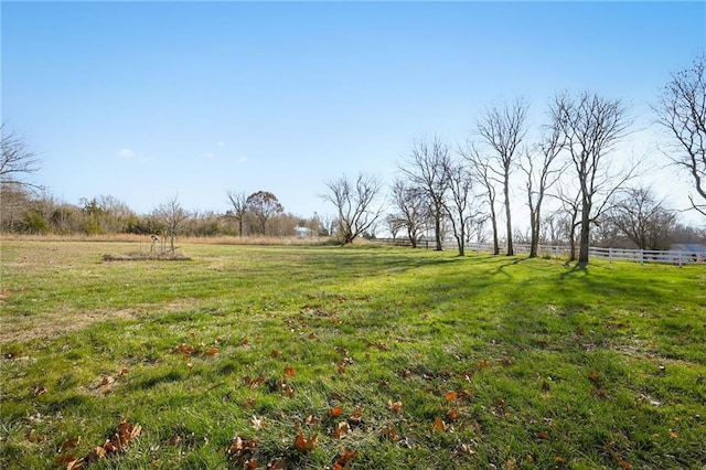 view of yard featuring a rural view