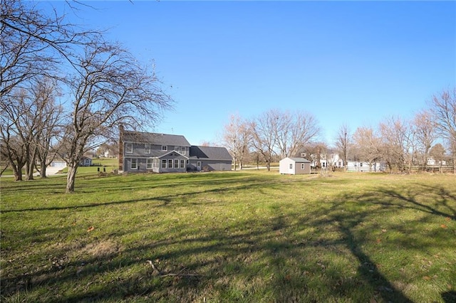 view of yard featuring a shed