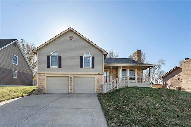 tri-level home with cooling unit, a garage, a front lawn, and a porch