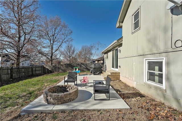 view of yard featuring an outdoor living space with a fire pit and a patio area