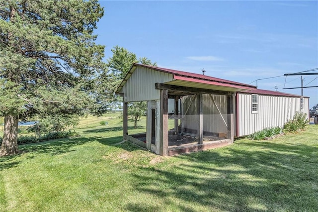 view of yard featuring an outdoor structure