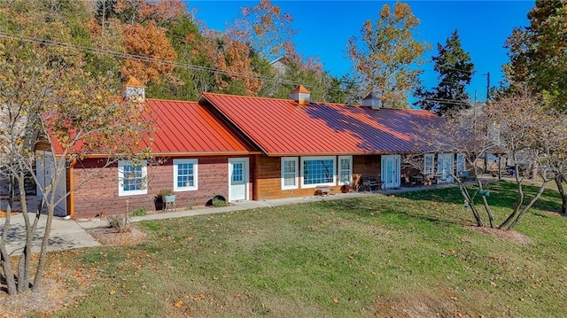 view of front facade featuring a front yard