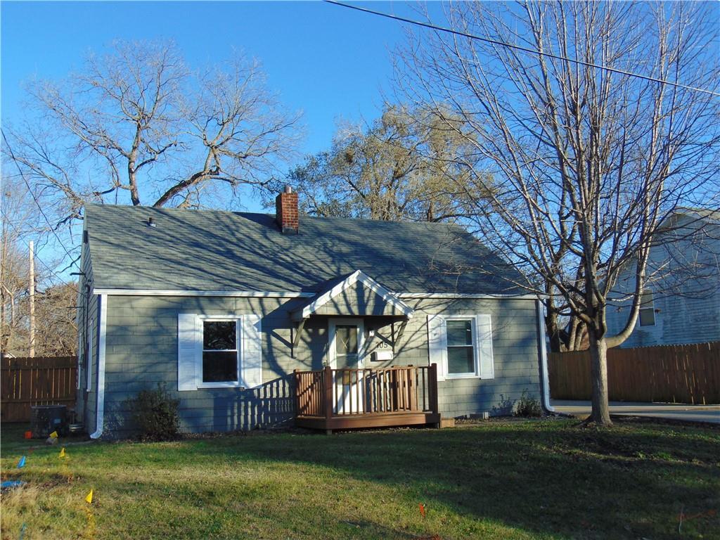 view of front of house featuring central air condition unit, a front lawn, and a deck