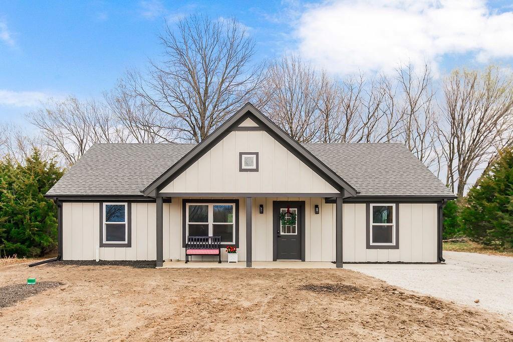 201 S Linn Valley Dr, Linn Valley, KS 66040 - modern farmhouse style home featuring covered porch, board and batten siding, and a shingled roof