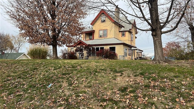 back of house featuring a lawn