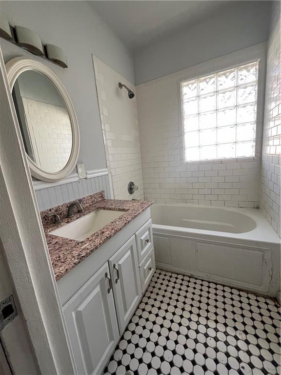 bathroom featuring vanity and tiled shower / bath combo