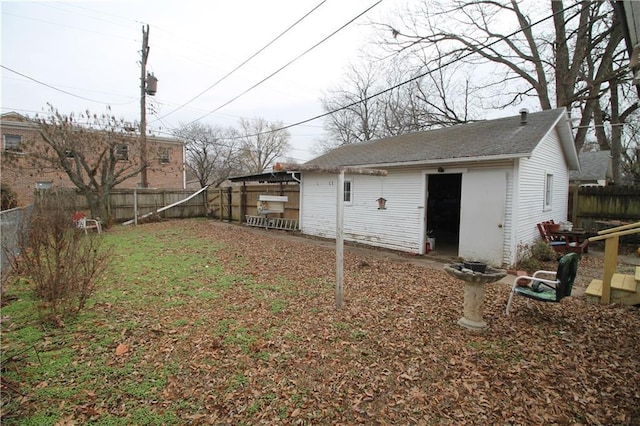 view of yard featuring an outdoor structure