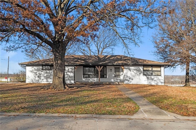 single story home with a front lawn