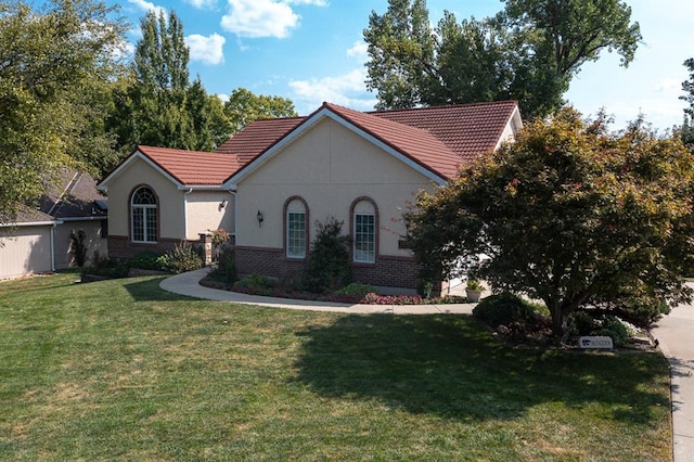 view of front facade featuring a front lawn