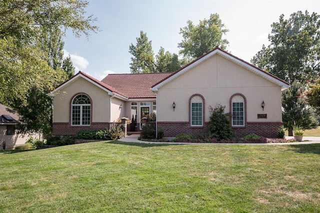 view of front of home featuring a front lawn