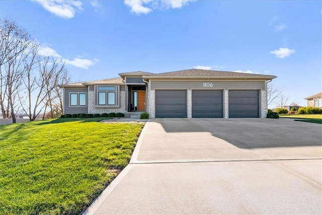 1106 Saxony Ct, Warrensburg, MO 64093 - prairie-style home with a garage, driveway, and a front lawn