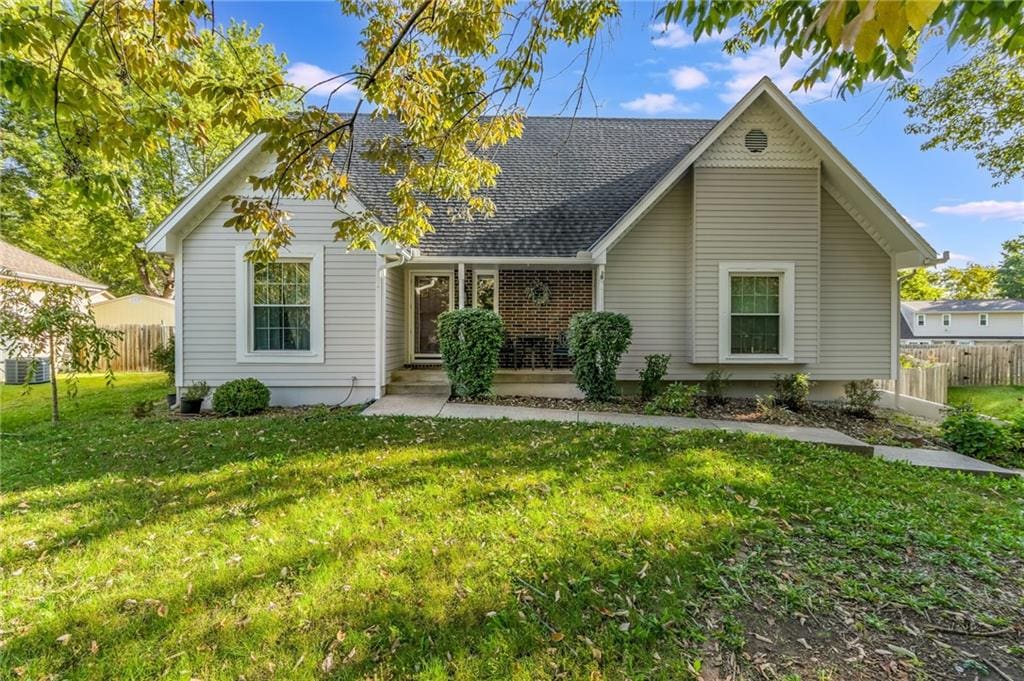 view of front of house featuring a front yard