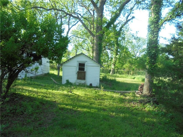 view of yard with a storage shed