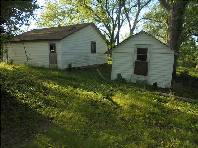 view of outdoor structure with a yard