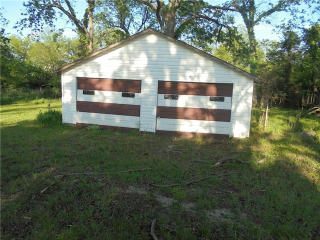 view of outdoor structure with a garage and a yard