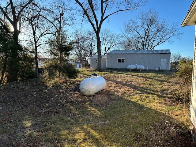 view of yard featuring an outbuilding