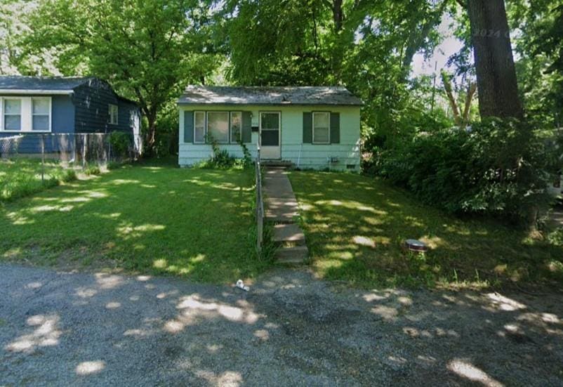 view of front of property with a front yard