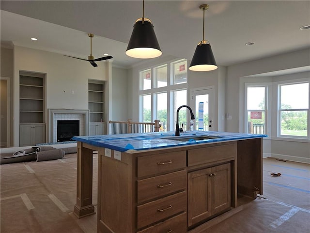 14608 Aspen Cir, Basehor, KS 66007 - kitchen featuring built in shelves, a sink, plenty of natural light, crown molding, and baseboards