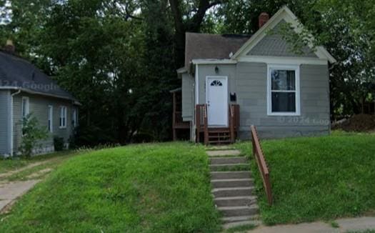 view of front of property with a front yard