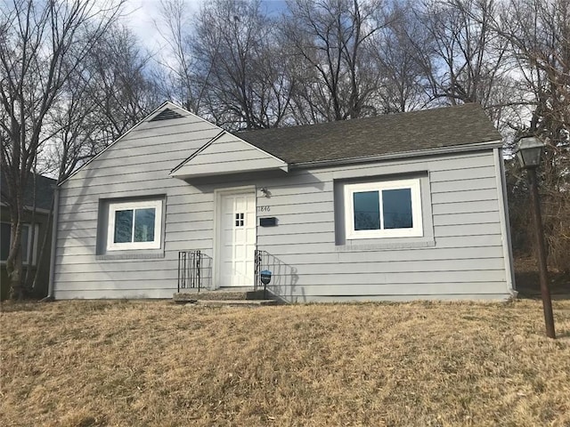 view of front of home with a front lawn