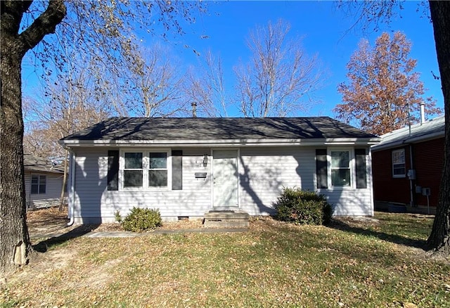 single story home featuring a front lawn