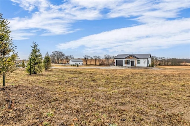 view of yard featuring a rural view