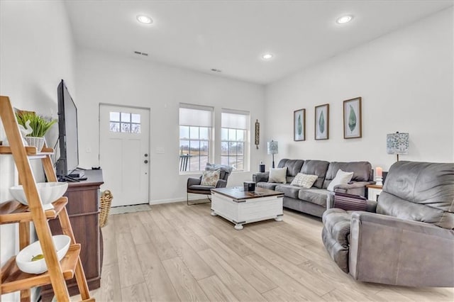 living area featuring recessed lighting, visible vents, light wood-style flooring, and baseboards