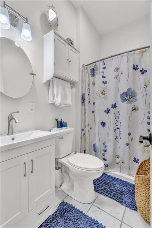 bathroom with toilet, a shower with shower curtain, and vanity