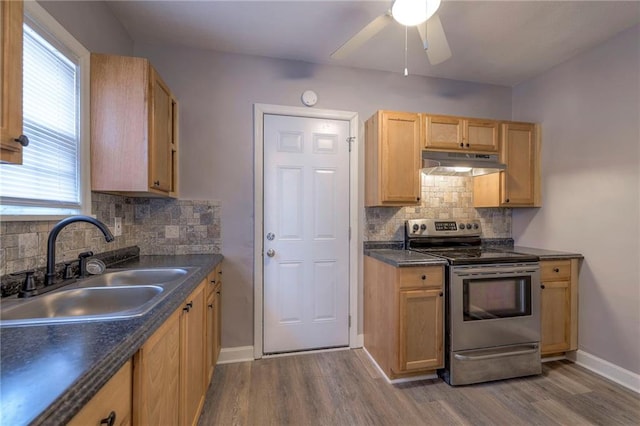 kitchen featuring sink, electric range, ceiling fan, tasteful backsplash, and light hardwood / wood-style floors