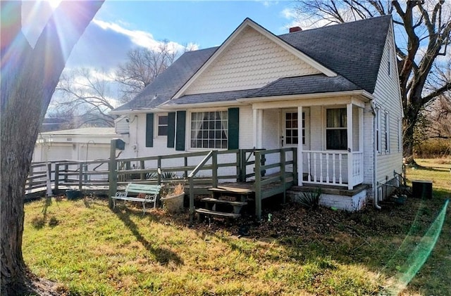 view of front facade featuring a front yard and a porch