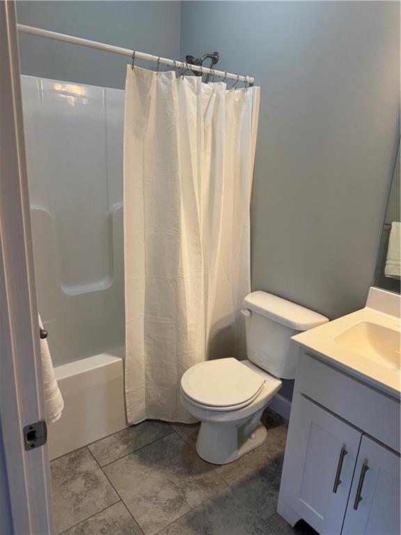 full bath featuring vanity, toilet, and shower / tub combo with curtain