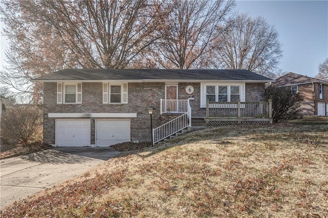 view of front of property featuring a garage and a front lawn