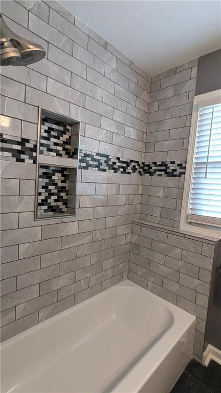 bathroom featuring tiled shower / bath combo