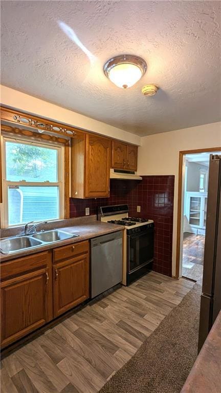 kitchen featuring decorative backsplash, sink, dark hardwood / wood-style floors, and appliances with stainless steel finishes