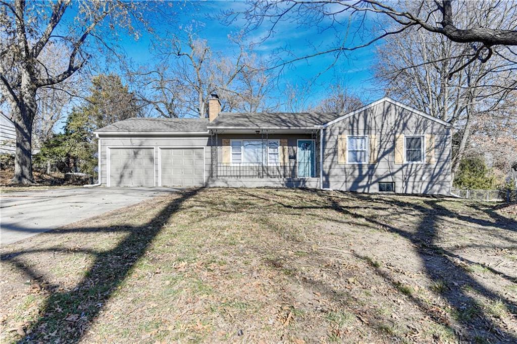 view of front of property featuring a garage and a front lawn