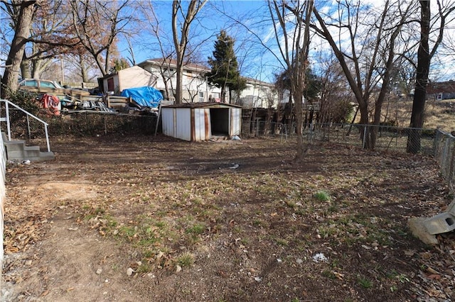 view of yard featuring a storage shed