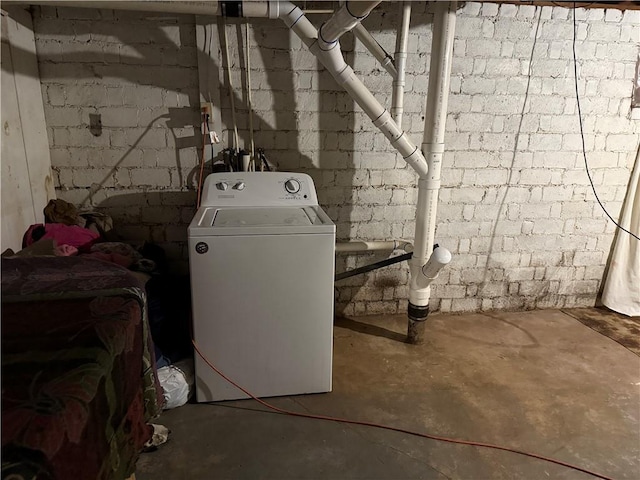 clothes washing area with washer / dryer