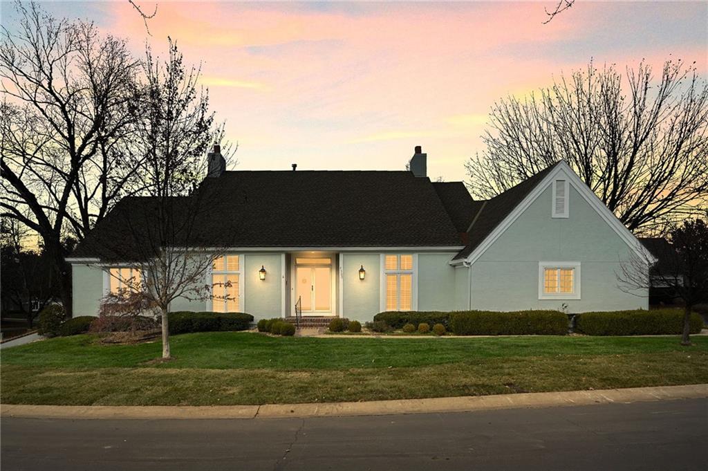 view of front of home featuring a yard