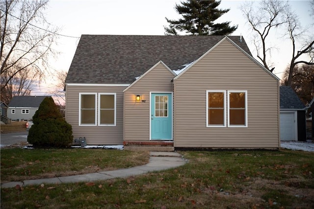 view of front of house featuring a lawn and a garage