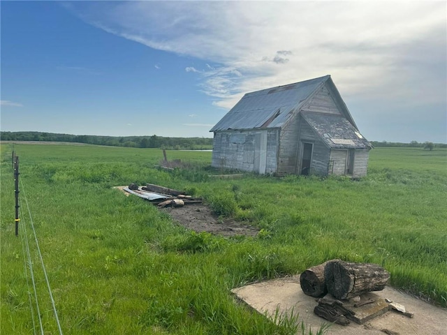 view of yard featuring an outbuilding and a rural view