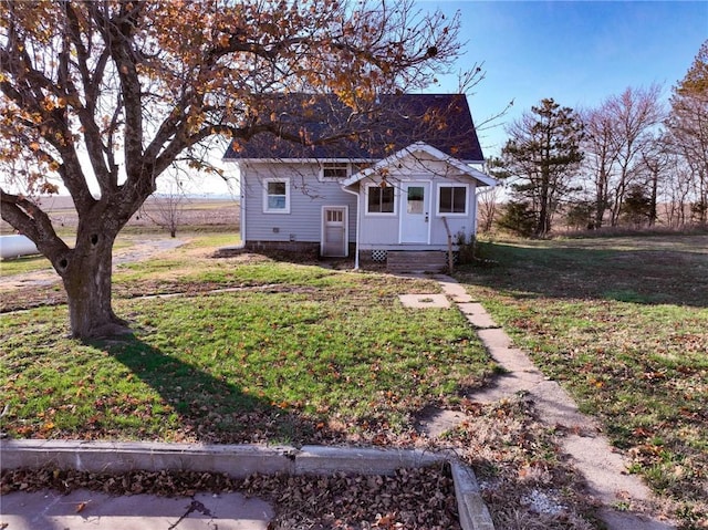 view of front of property featuring a front lawn