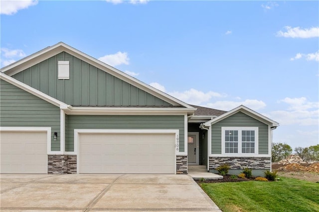 craftsman-style home featuring a front yard