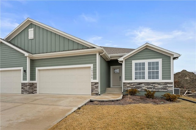 craftsman house with a garage and a front lawn