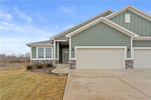 craftsman-style house with a front yard