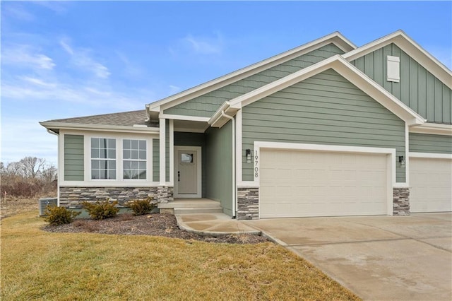 craftsman-style home featuring a front lawn