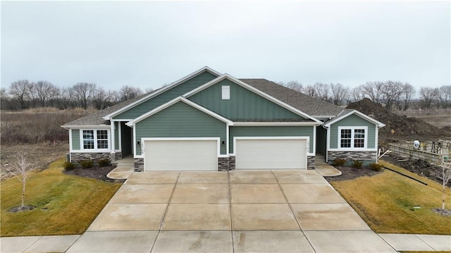 craftsman house featuring a garage and a front yard