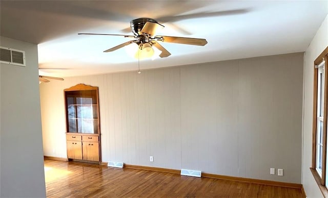 unfurnished room with wood-type flooring and ceiling fan