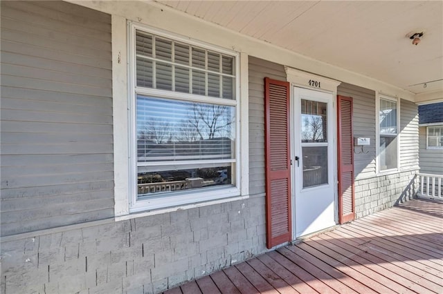 property entrance featuring covered porch