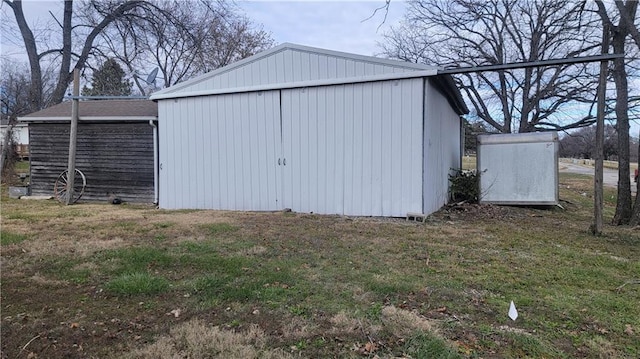 423 Elm St, Mound City, KS 66056 - view of outbuilding with a yard